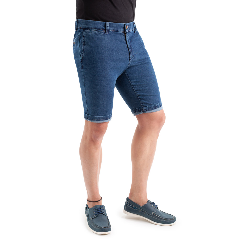 Pantalón corto para hombre, short vaquero en tejido denim azul piedra de algodón con lycra en línea Regular Fit.