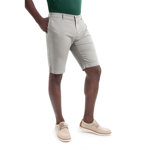 GRIS VERDE - Pantalón corto de hombre en colores tipo chino, en tejido de algodón y lycra. Línea Regular Fit.