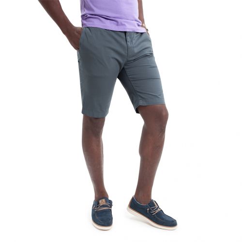 GRIS ANTRACITA - Pantalón corto de hombre en colores tipo chino, en tejido de algodón y lycra. Línea Regular Fit.