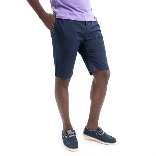 AZUL MARINO - Pantalón corto de hombre en colores tipo chino, en tejido de algodón y lycra. Línea Regular Fit.