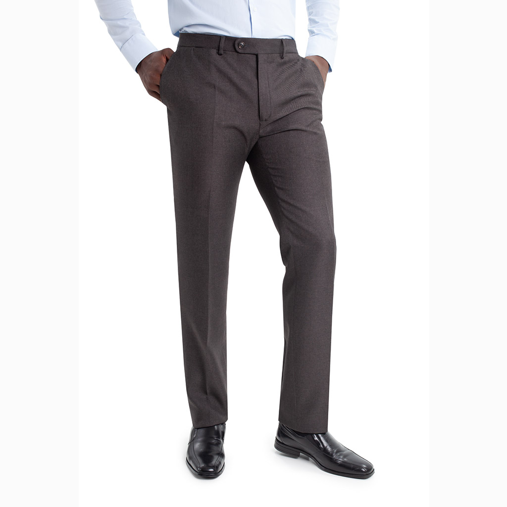 Pantalón TCH de vestir clásico en tejido de facil planchado de poliester, sin pinzas delanteras. Pantalón para hombre de estilo elegante clásico de vestir, con 2 bolsillos traseros de doble vivo. Disponible en 4 colores, muy cómodo y agradable de llevar todo el año. Línea Regular Fit.