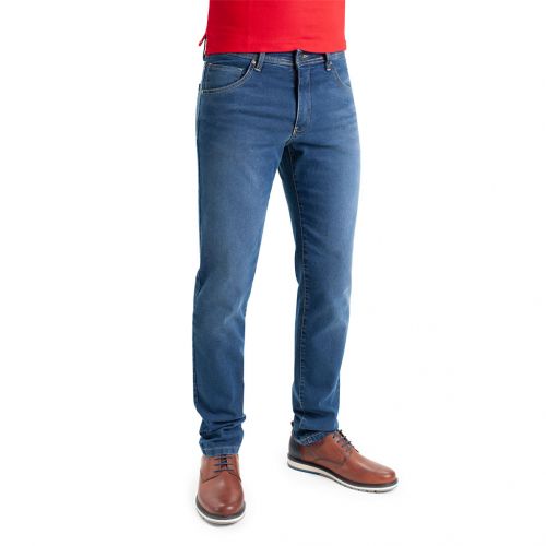 Color azul con roces y desgastes - Jeans de hombre, pantalón vaquero en tejido denim azul medio lavado con desgastes de algodón con lycra e hilo a contraste en línea Slim Fit.